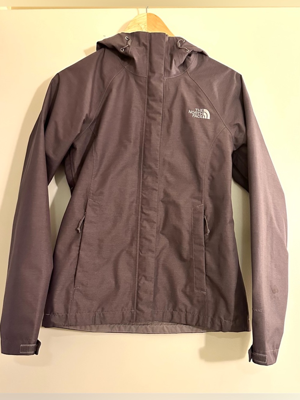The North Face HyVent Packable Hooded Rain Jacket in Brown. Size XS